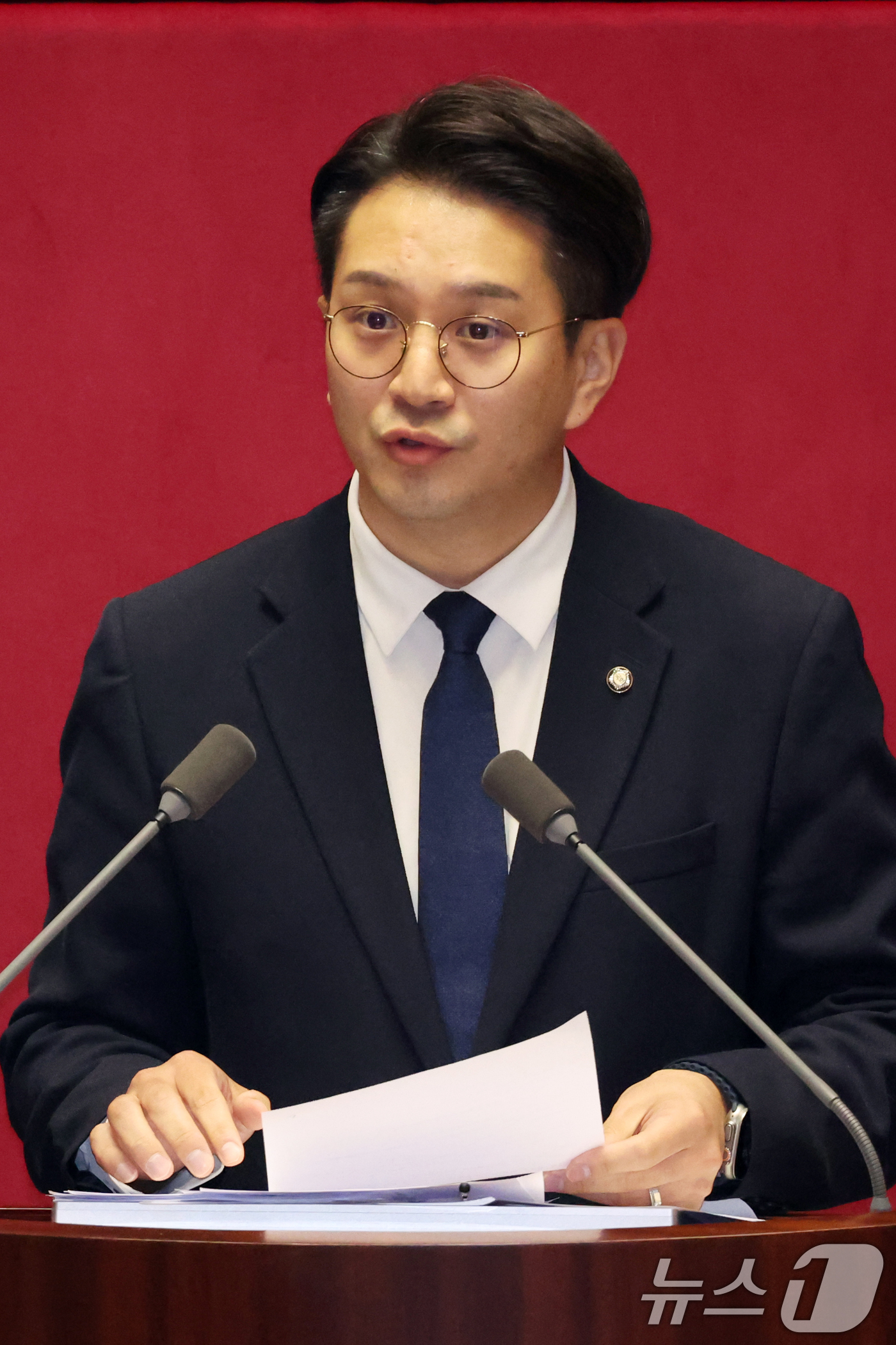 (서울=뉴스1) 황기선 기자 = 전용기 더불어민주당 의원이 9일 오후 서울 여의도 국회에서 열린 제439회국회(정기회) 제5차 본회의에서 대정부질문(정치)을 하고 있다.  2026 …