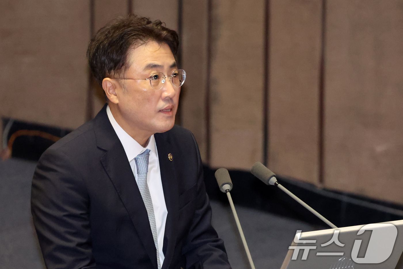 (서울=뉴스1) 황기선 기자 = 이진수 법무부 장관 직무대행이 9일 오후 서울 여의도 국회에서 열린 제439회국회(정기회) 제5차 본회의에서 대정부질문(정치)에 답하고 있다. 20 …