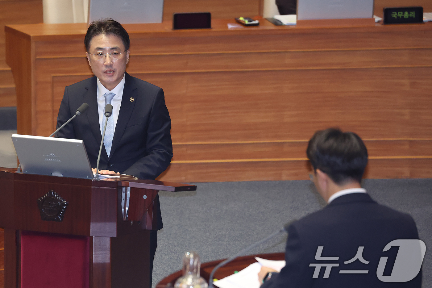 (서울=뉴스1) 신웅수 기자 = 이진수 법무부 차관이 9일 서울 여의도 국회에서 열린 제439회국회(정기회) 제5차 본회의 대정부 질문에서 정치에 관한 질문에 답변하고 있다. 20 …