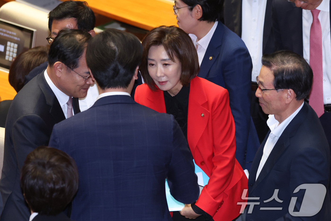 (서울=뉴스1) 신웅수 기자 = 나경원 국민의힘 의원이 9일 서울 여의도 국회에서 열린 제439회국회(정기회) 제5차 본회의 대정부 질문에서 정치에 관한 질문을 마친 후 의원들과 …