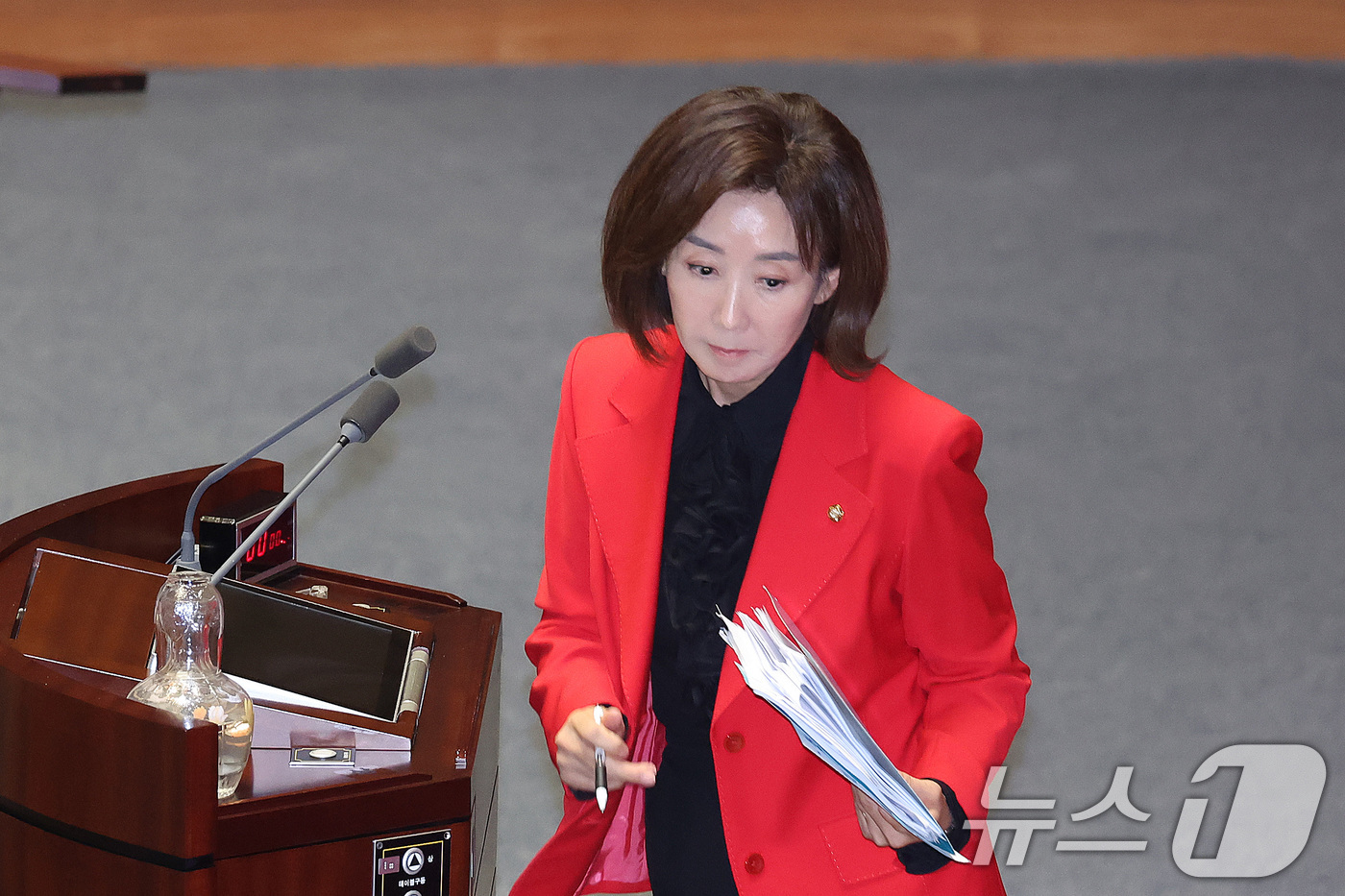 (서울=뉴스1) 신웅수 기자 = 나경원 국민의힘 의원이 9일 서울 여의도 국회에서 열린 제439회국회(정기회) 제5차 본회의 대정부 질문에서 정치에 관한 질문을 마친 후 자리로 돌 …