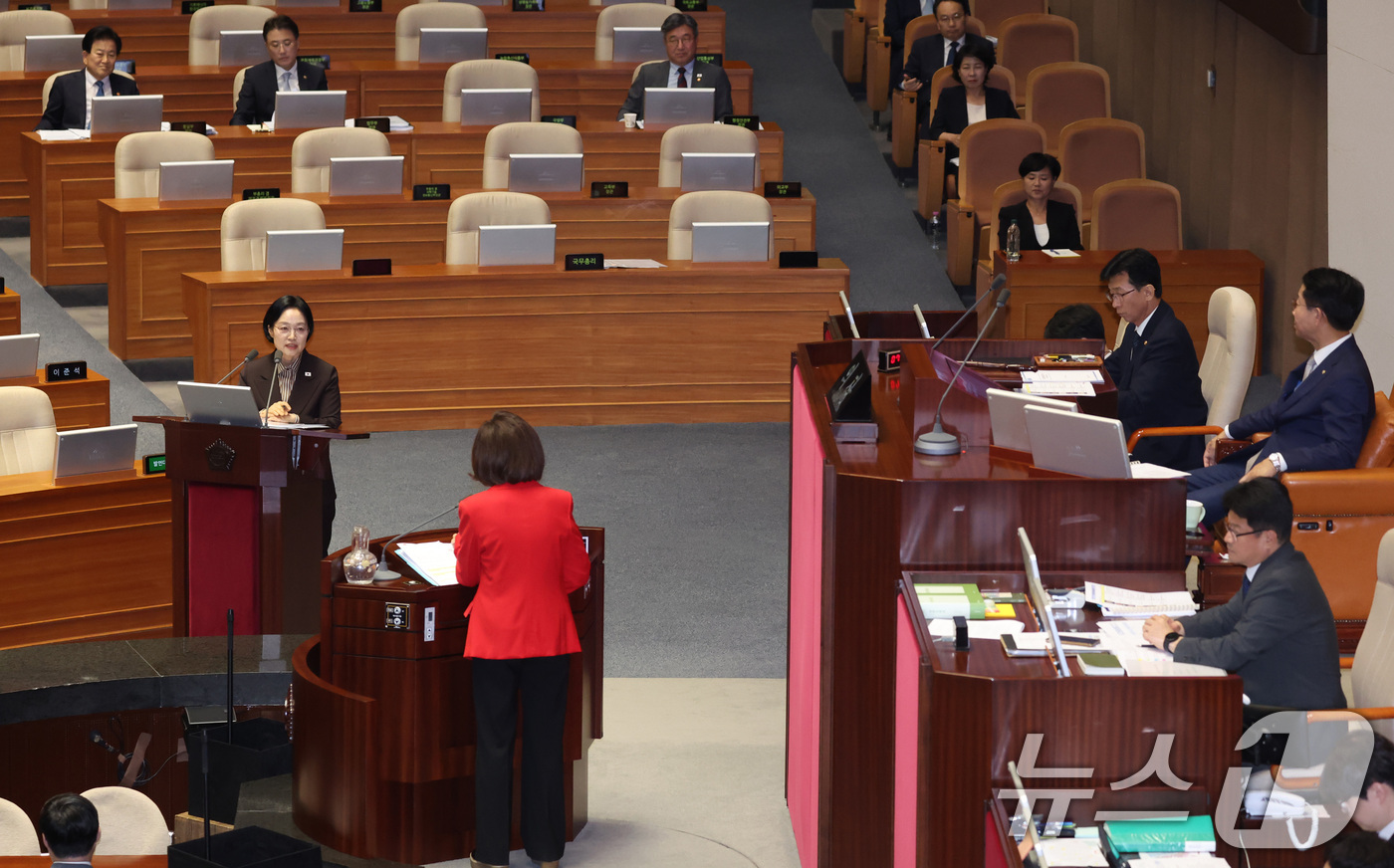 (서울=뉴스1) 신웅수 기자 = 한성숙 국무총리가 9일 서울 여의도 국회에서 열린 제439회국회(정기회) 제5차 본회의 대정부 질문에서 정치에 관한 질문에 답변하고 있다. 2026 …