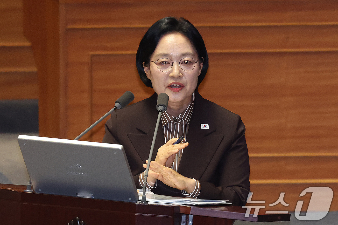 (서울=뉴스1) 신웅수 기자 = 한성숙 국무총리가 9일 서울 여의도 국회에서 열린 제439회국회(정기회) 제5차 본회의 대정부 질문에서 정치에 관한 질문에 답변하고 있다. 2026 …