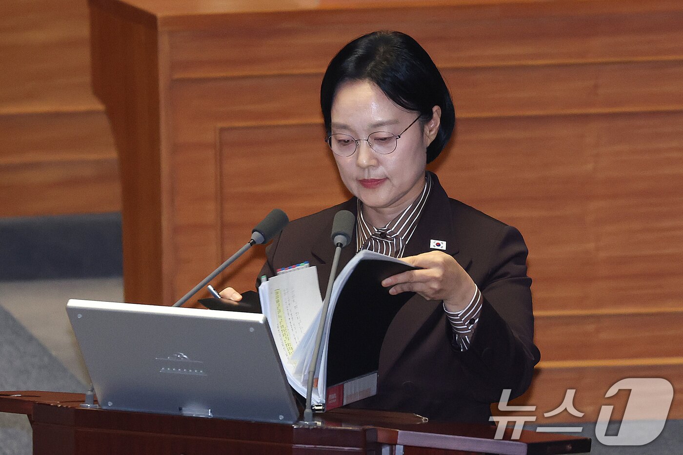 본문 이미지 - 한성숙 국무총리가 9일 서울 여의도 국회에서 열린 제439회국회(정기회) 제5차 본회의 대정부 질문에서 자료를 보고 있다. 2026.9.9 ⓒ 뉴스1 신웅수 기자