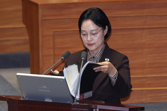 자료 살펴보는 한성숙 총리