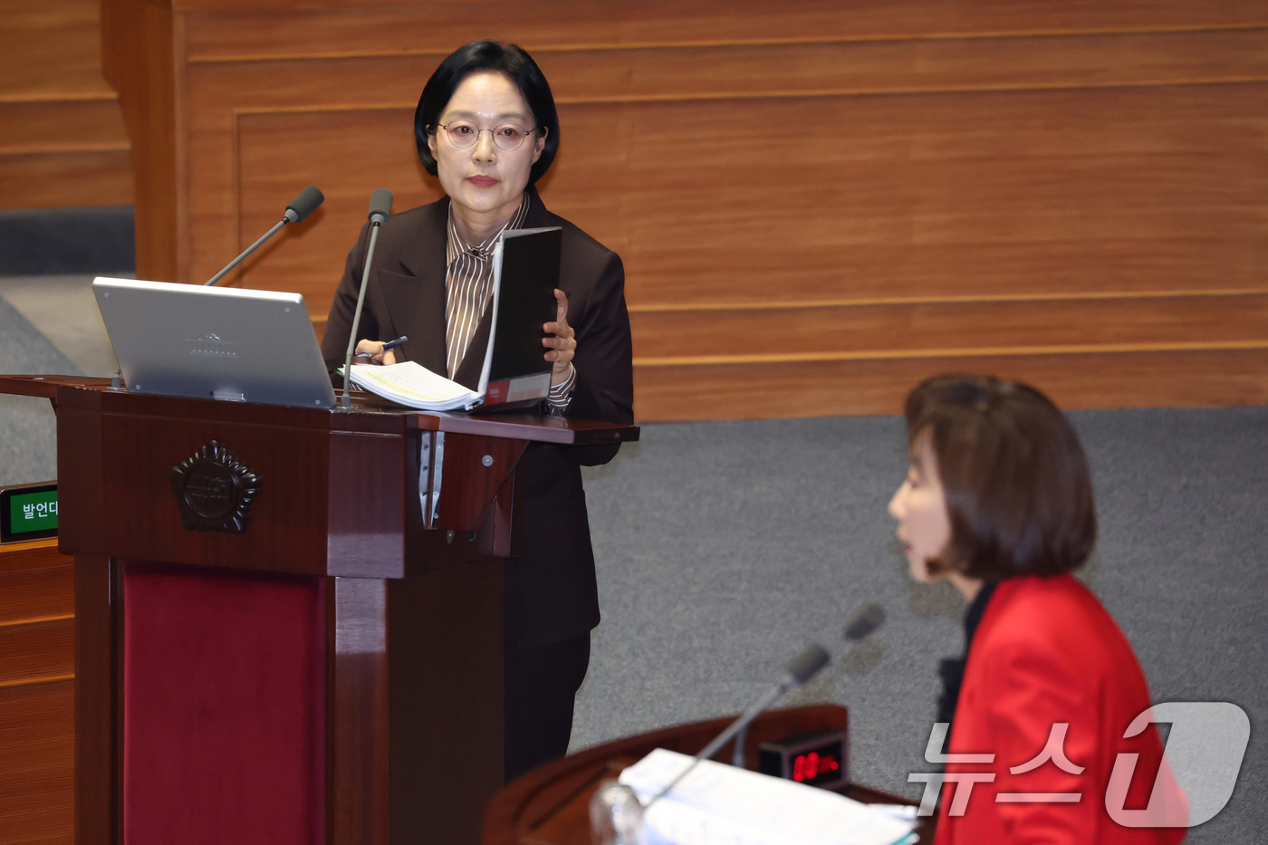 (서울=뉴스1) 신웅수 기자 = 한성숙 국무총리가 9일 서울 여의도 국회에서 열린 제439회국회(정기회) 제5차 본회의 대정부 질문에서 정치에 관한 질문에 답변하고 있다.
