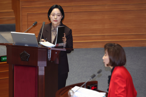 나경원 질문 답변 마친 한성숙 총리