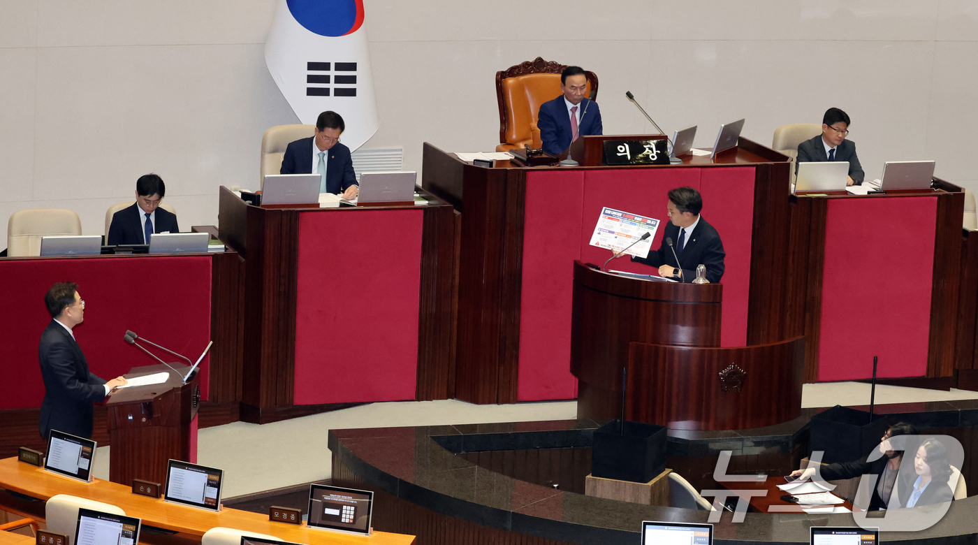 (서울=뉴스1) 황기선 기자 = 전용기 더불어민주당 의원이 9일 오후 서울 여의도 국회에서 열린 제439회국회(정기회) 제5차 본회의에서 대정부질문(정치)을 하고 있다.  2026 …