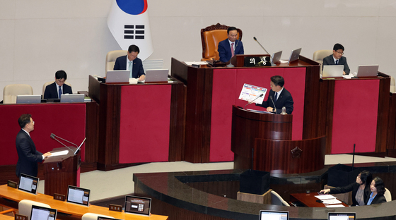 대정부질문하는 전용기 의원