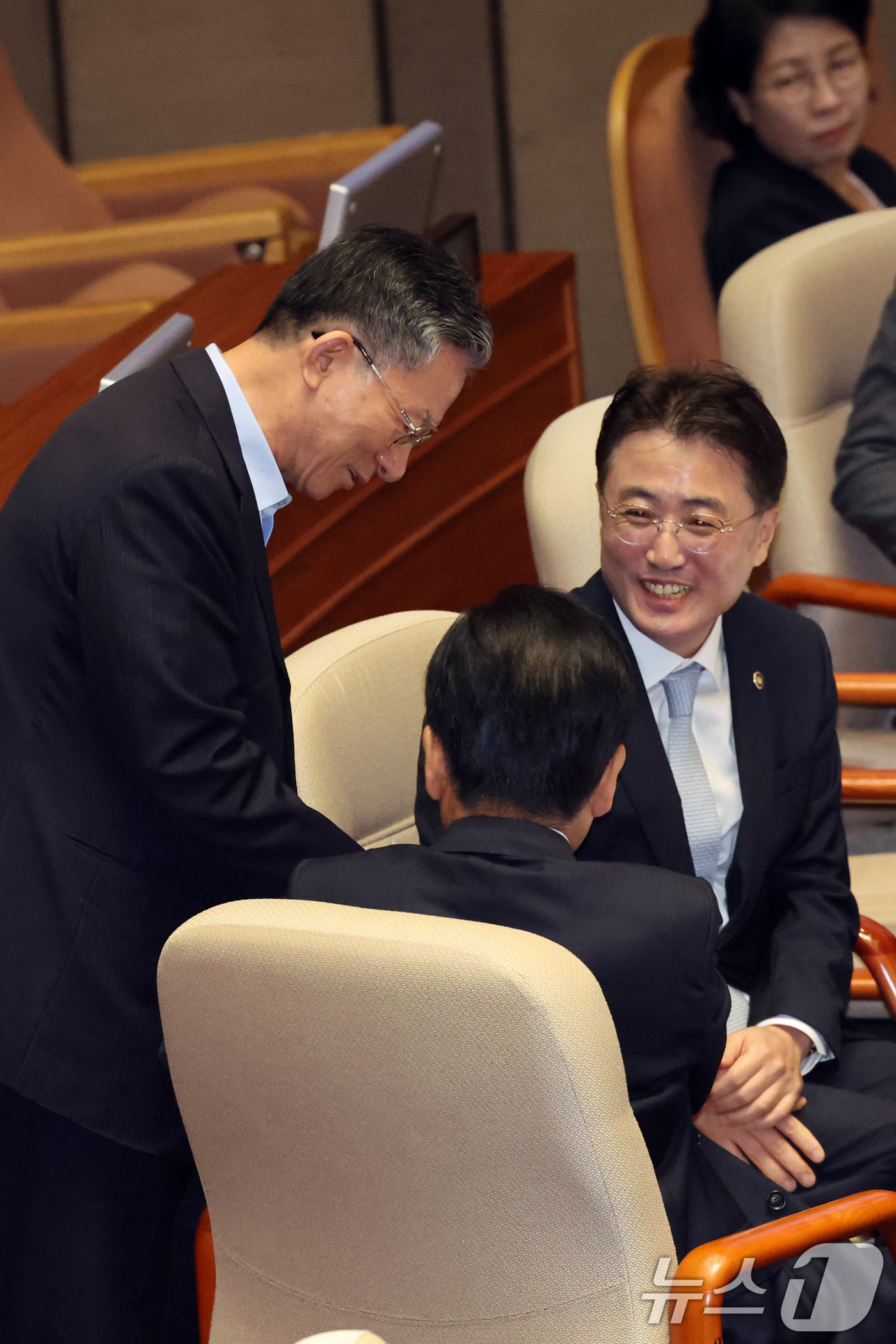(서울=뉴스1) 황기선 기자 = 정성호 전 법부부 장관과 이진수 법무부 장관 직무대행이 9일 오후 서울 여의도 국회에서 열린 제439회국회(정기회) 제5차 본회의에서 대정부질문(정 …