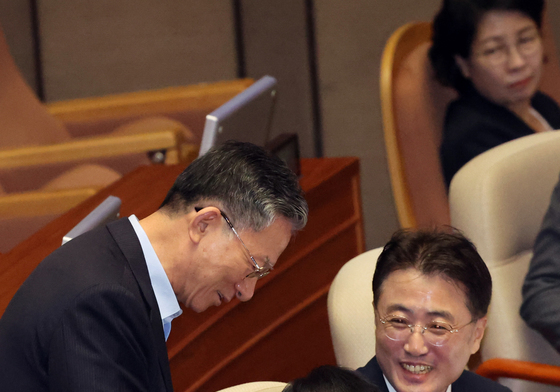 이진수 직무대행 격려해 주는 정성호 전 장관