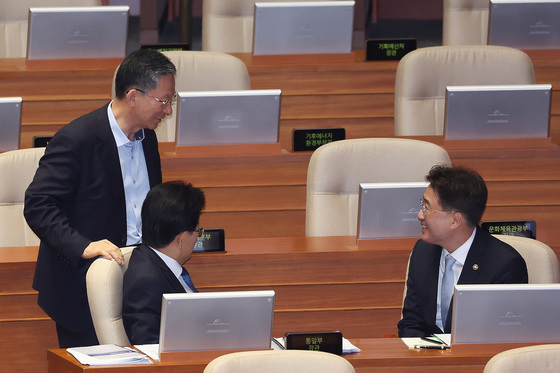 이진수 차관과 대화하는 정성호