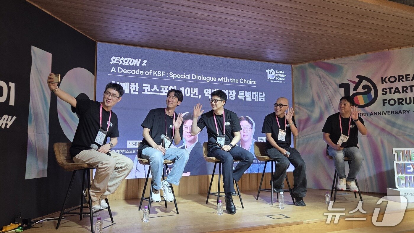 본문 이미지 - 왼쪽부터 최지영 코스포 대표, 박재욱 3대 의장(쏘카·에이펙스모빌리티 대표), 김재원 코스포 의장(엘리스그룹 대표), 김봉진 1대 의장(現 그란데클립 대표·우아한형제들 창업자), 한상우 4대 의장(위즈돔 대표)가 셀피를 찍고 있다. 2026.9.9 뉴스1 ⓒ News1 김민석 기자