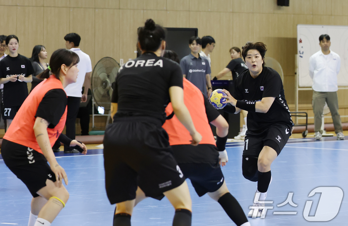 (진천=뉴스1) 김민지 기자 = 9일 충북 진천선수촌에서 열린 2026 아이치-나고야 아시아경기대회 핸드볼 여자 국가대표팀 미디어데이에서 류은희가 훈련하고 있다. 2026.9.9/ …