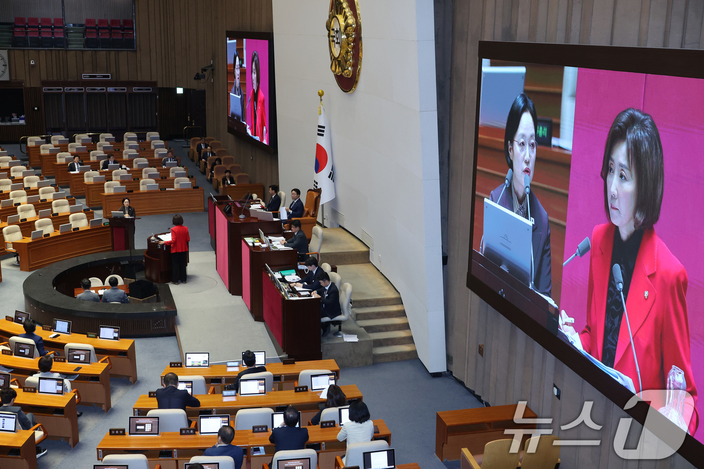 (서울=뉴스1) 신웅수 기자 = 한성숙 국무총리가 9일 서울 여의도 국회에서 열린 제439회국회(정기회) 제5차 본회의 대정부 질문에서 정치에 관한 질문에 답변하고 있다. 2026 …