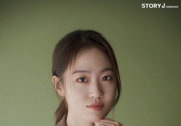 주민경, 현 소속사 스토리제이컴퍼니와 두 번째 재계약 "깊은 신뢰"
