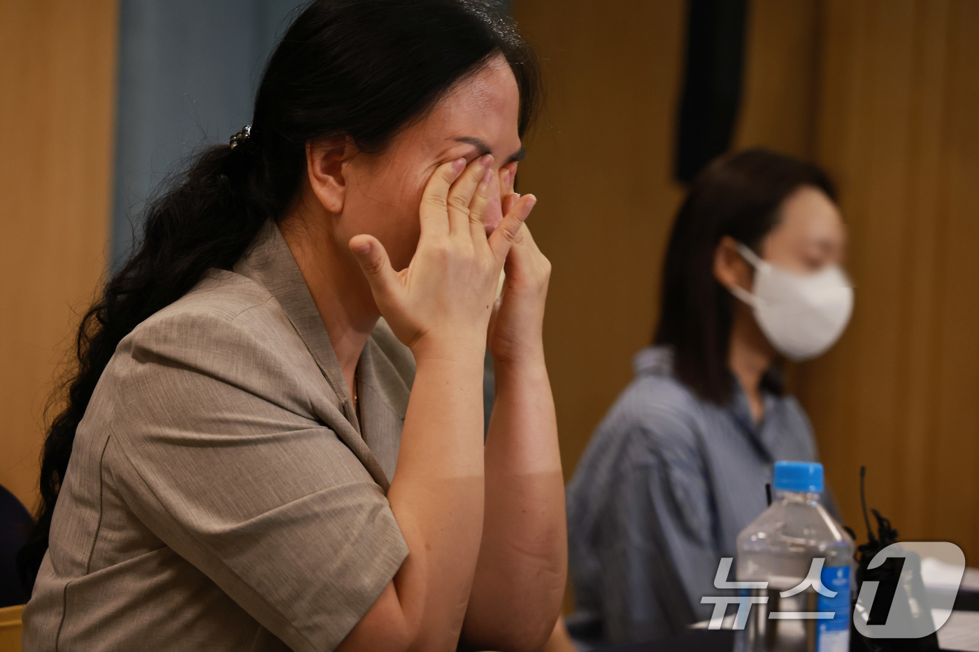 (카트만두=뉴스1) 구윤성 기자 = 네팔 어퍼트리슐리(UT)-1 수력발전소 건설현장에서 근무하다 홍수로 실종된 남동발전 한국인 직원의 가족들이 9일(현지시간) 네팔 카트만두 시내의 …