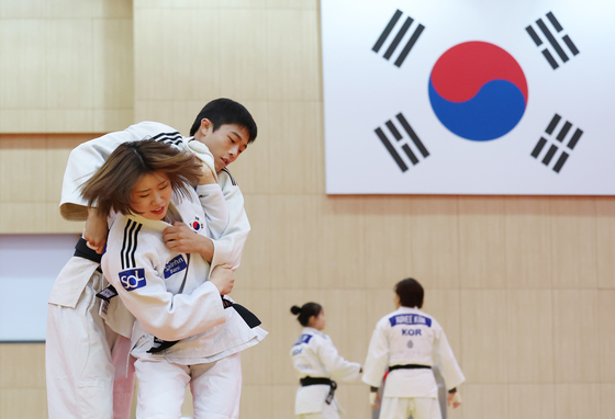 기술 시도하는 허미미