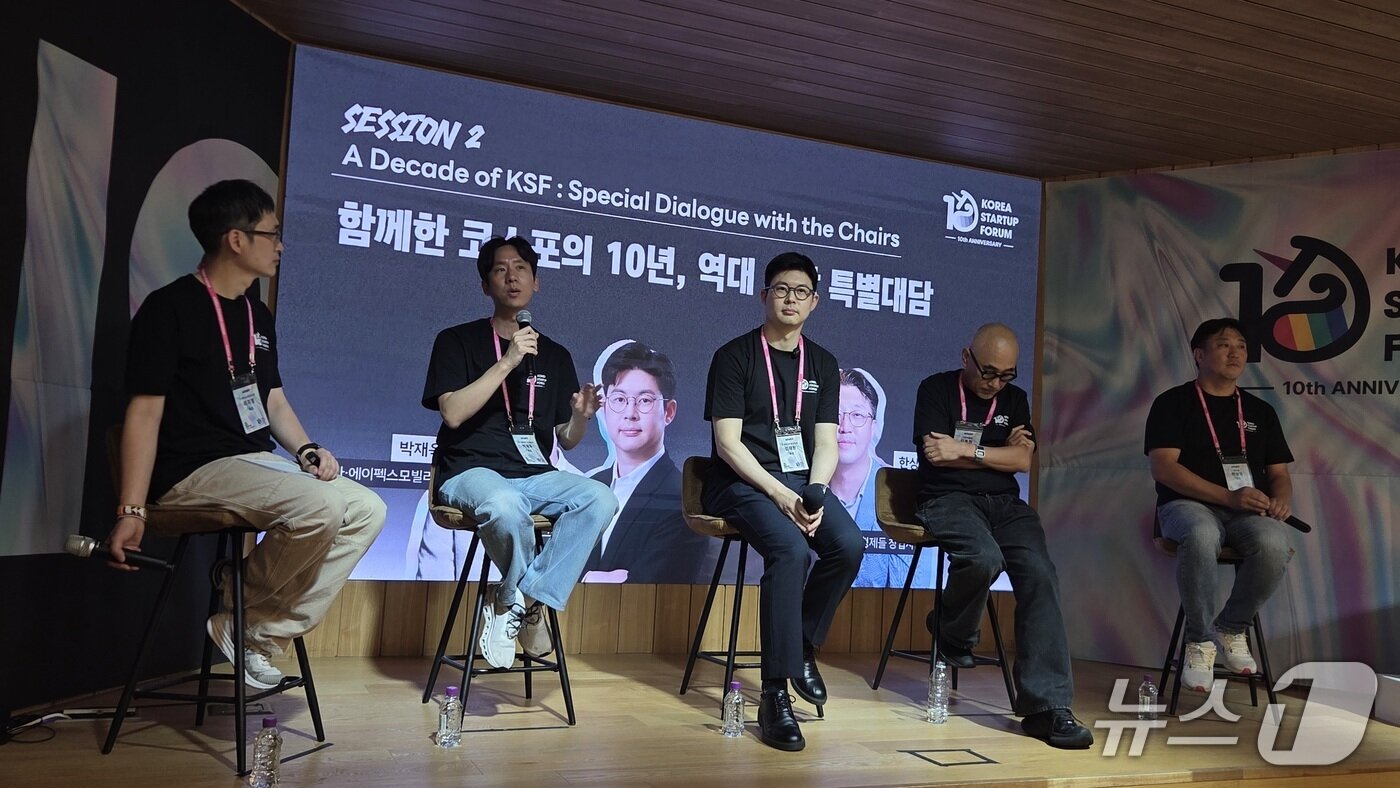 본문 이미지 - 왼쪽부터 최지영 코스포 대표, 박재욱 3대 의장(쏘카·에이펙스모빌리티 대표), 김재원 코스포 의장(엘리스그룹 대표), 김봉진 1대 의장(現 그란데클립 대표·우아한형제들 창업자), 한상우 4대 의장(위즈돔 대표)가 대담하고 있다. 2026.9.9 뉴스1 ⓒ News1 김민석 기자