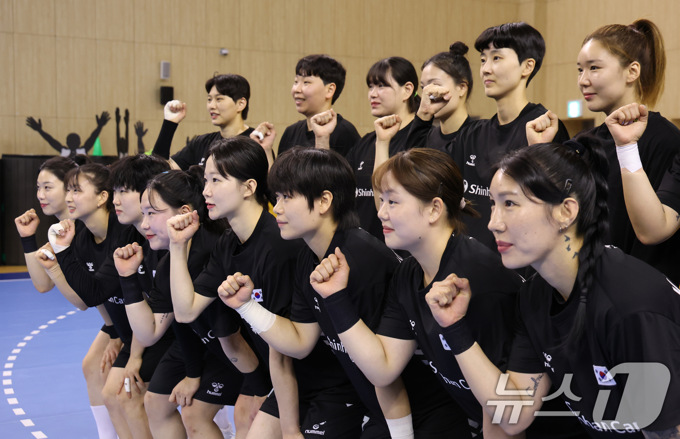 (진천=뉴스1) 김민지 기자 = 9일 충북 진천선수촌에서 열린 2026 아이치-나고야 아시아경기대회 핸드볼 여자 국가대표팀 미디어데이에서 선수들이 훈련에 앞서 기념촬영을 하고 있다 …