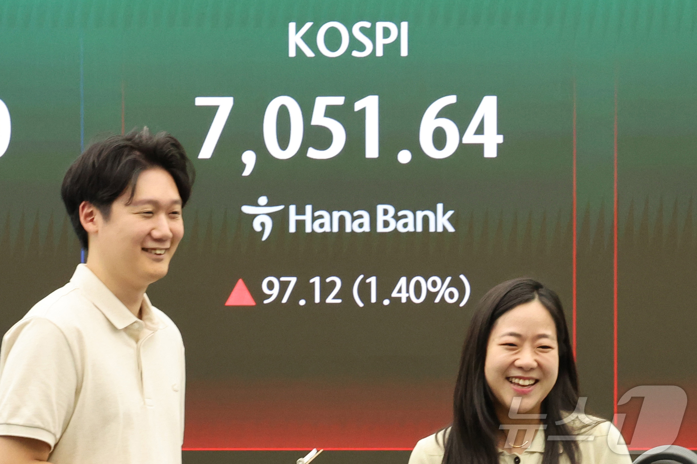 (서울=뉴스1) 이종덕 기자 = 9일 서울 중구 하나은행 딜링룸 전광판에 코스피 종가가 표시되고 있다. 이날  코스피 지수는 전 거래일 대비 1.4% 오른 7,051.64 , 코스 …