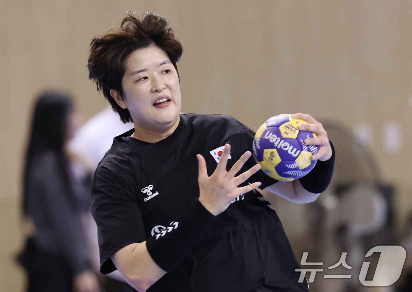 본문 이미지 - 9일 충북 진천선수촌에서 열린 2026 아이치-나고야 아시아경기대회 핸드볼 여자 국가대표팀 미디어데이에서 류은희가 훈련하고 있다. 2026.9.9 ⓒ 뉴스1 김민지 기자