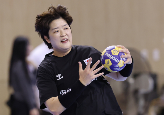'몸풀 듯 가볍게'…여자 핸드볼, 홍콩 48-16 완파[AG]