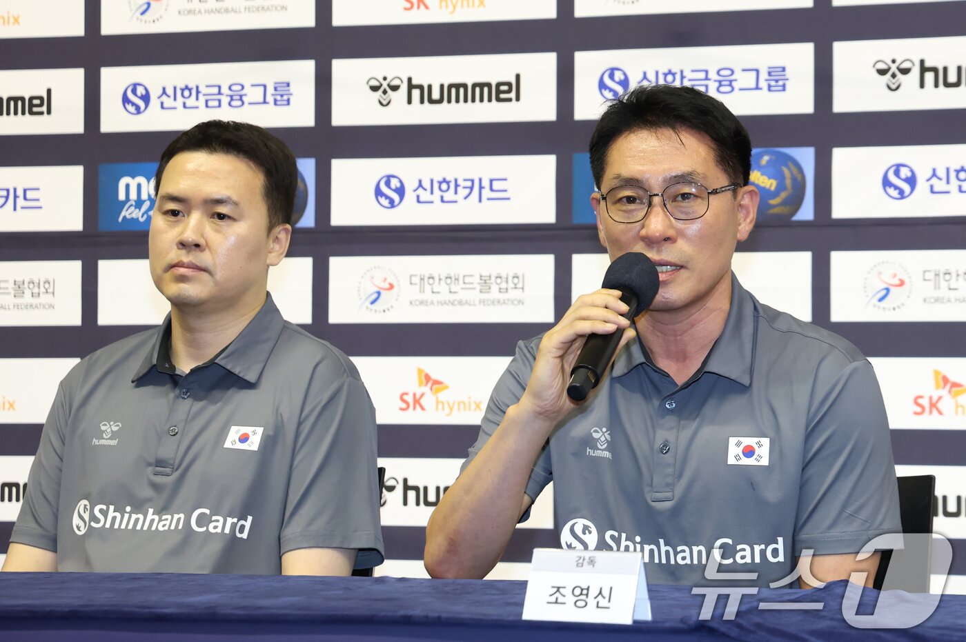 본문 이미지 - 남자 핸드볼 대표팀 조영신 감독이 9일 충북 진천선수촌에서 열린 2026 아이치-나고야 아시아경기대회 핸드볼 국가대표팀 미디어데이에서 취재진 질의에 답변하고 있다. 2026.9.9 ⓒ 뉴스1 김민지 기자