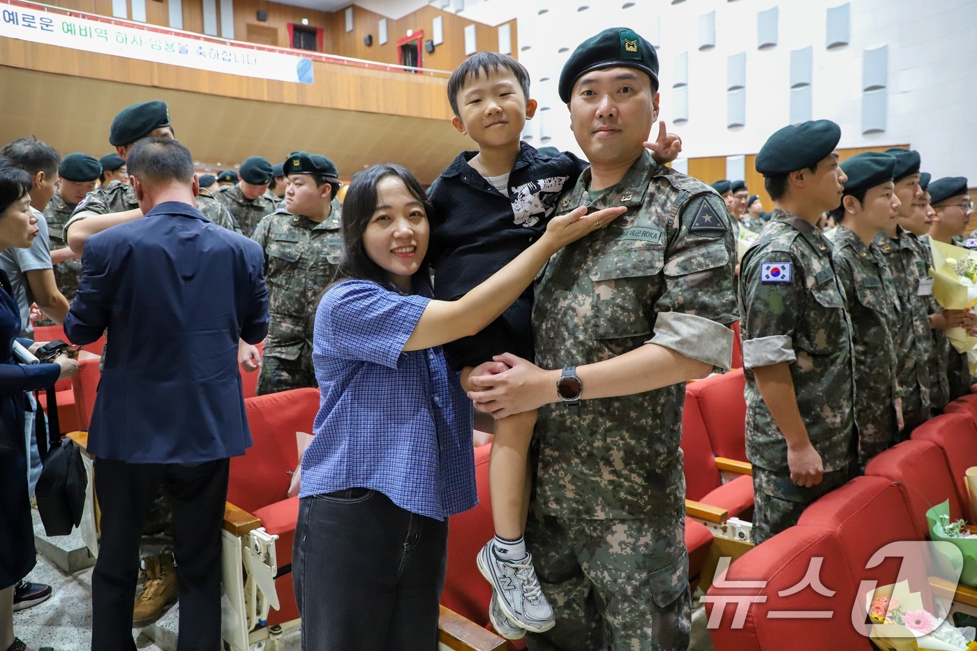 (서울=뉴스1) = 9일 전남 장성 육군보병학교에서 열린 '제2기 예비역 하사 임용식'에서 신임 예비역 하사가 가족들과 기념촬영을 하고 있다. (육군 제공. 재판매 및 DB금지) …