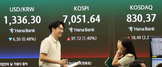 ETF 수익률 상위 휩쓴 반도체…삼전닉스보다 '장비주' 날았다
