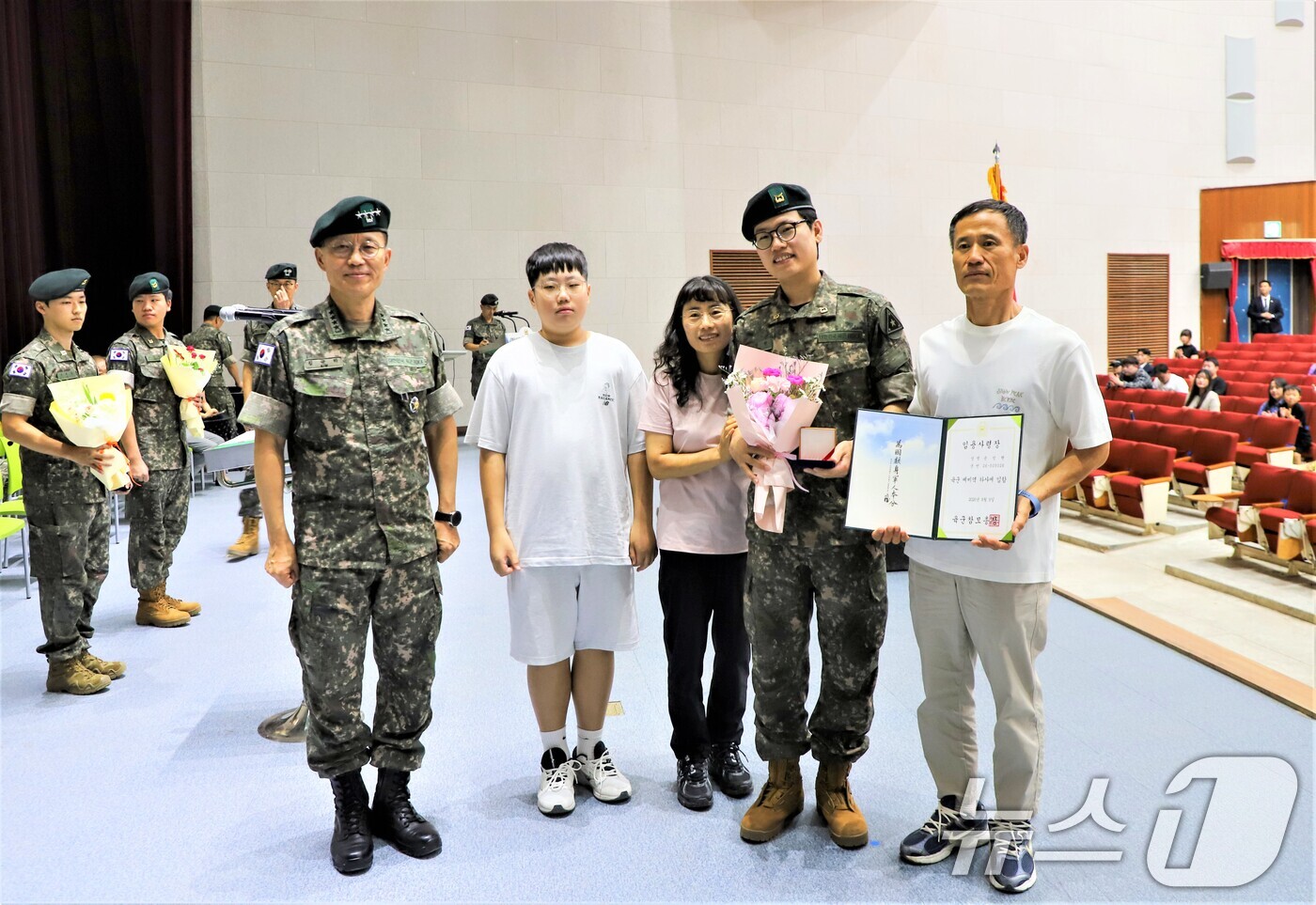 (서울=뉴스1) = 9일 전남 장성 육군보병학교에서 열린 '제2기 예비역 하사 임용식'에서 김규하 육군참모총장과 신임 예비역 하사, 가족들이 기념사진을 촬영하고. (육군 제공. 재 …