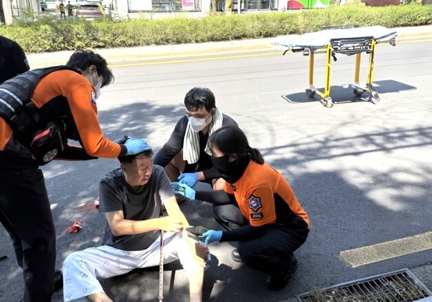 귀가하던 소방관들 "몸이 먼저 반응"…피 흘리며 쓰러진 60대 구했다
