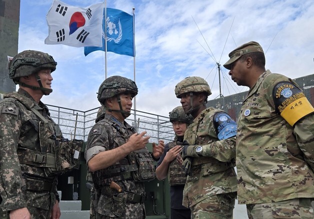 北 MDL 침범 잦아지자…합참의장·주한美사령관, 동부전선 현장 시찰