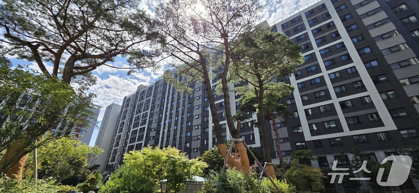 본문 이미지 - 서울 강동구 둔촌동의 '더샵둔촌포레' 전경. 2026.9.9/ⓒ 뉴스1 황보준엽 기자