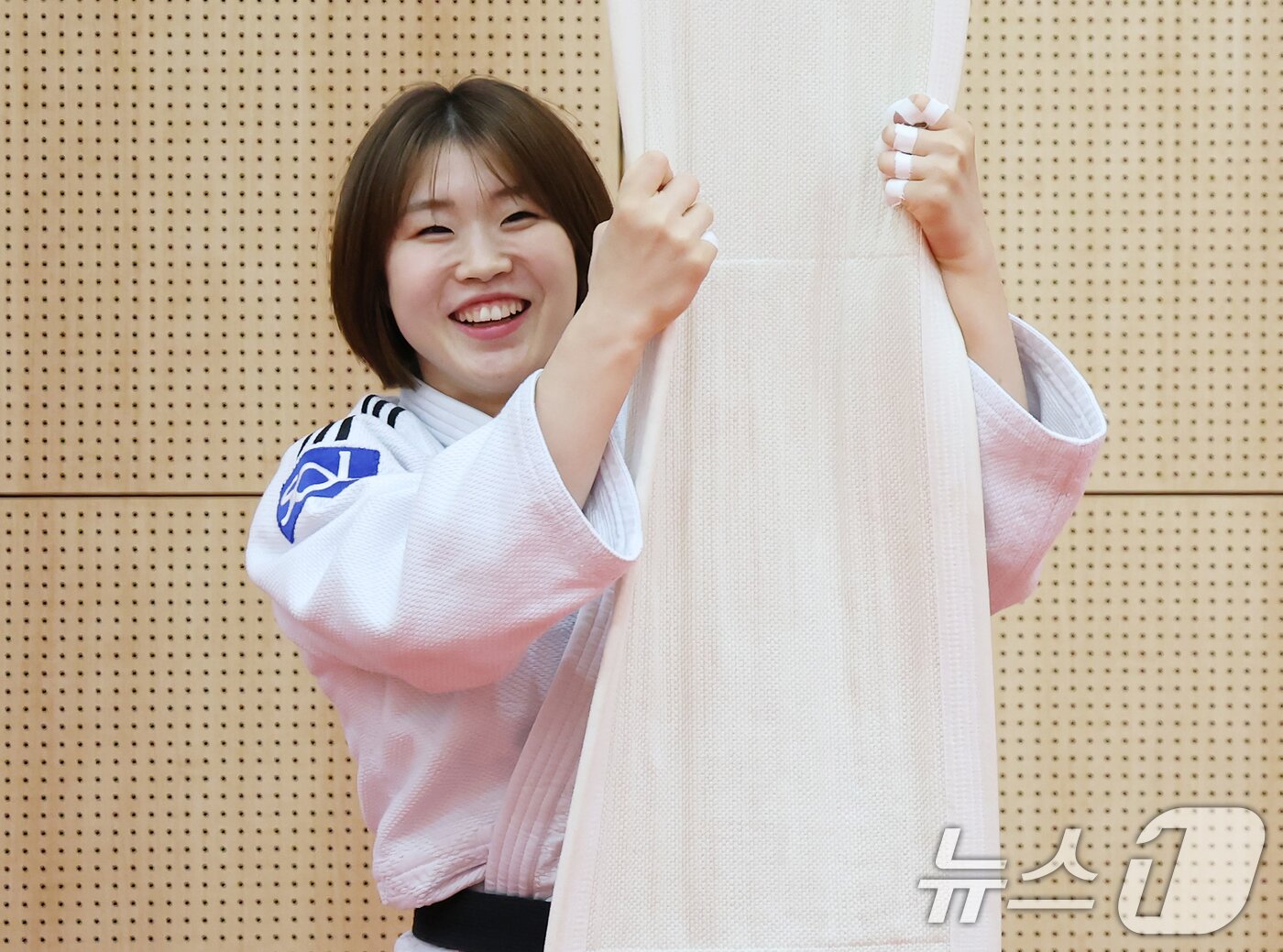 본문 이미지 - 유도 국가대표 허미미가 9일 충북 진천선수촌에서 열린 2026 아이치-나고야 아시아게임 유도 국가대표 미디어데이에서 미소를 보이고 있다. 2026.9.9 ⓒ 뉴스1 김민지 기자