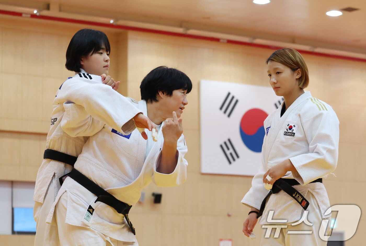 본문 이미지 - 9일 충북 진천선수촌에서 열린 2026 아이치-나고야 아시아게임 유도 국가대표 미디어데이에서 공개 훈련에서 정성숙 감독이 김지수와 신유나를 지도하고 있다. 2026.9.9 ⓒ 뉴스1 김민지 기자