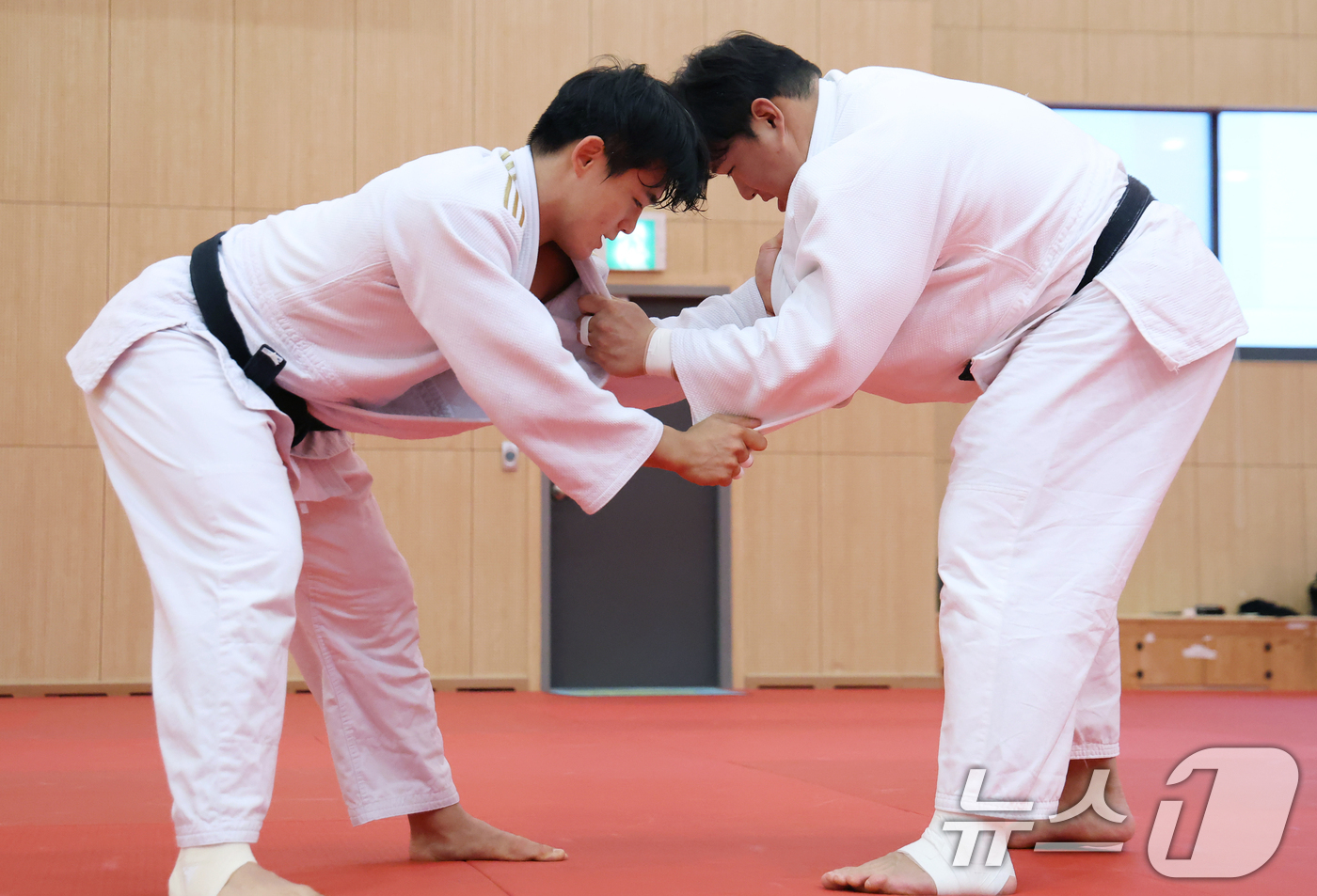 (진천=뉴스1) 김민지 기자 = 유도 국가대표 김민종이 9일 충북 진천선수촌에서 열린 2026 아이치-나고야 아시아게임 유도 국가대표 미디어데이에서 공개 훈련을 하고 있다. 202 …