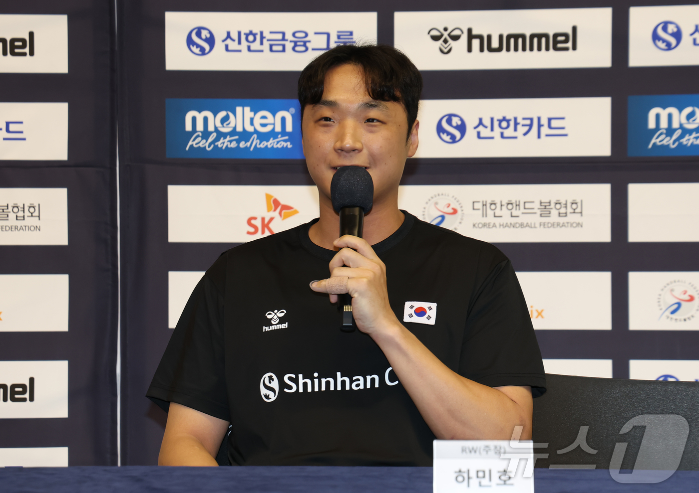 (진천=뉴스1) 김민지 기자 = 9일 충북 진천선수촌에서 열린 2026 아이치-나고야 아시아경기대회 핸드볼 남자 국가대표 미디어데이에서 주장 하민호가 취재진 질의에 답변하고 있다. …