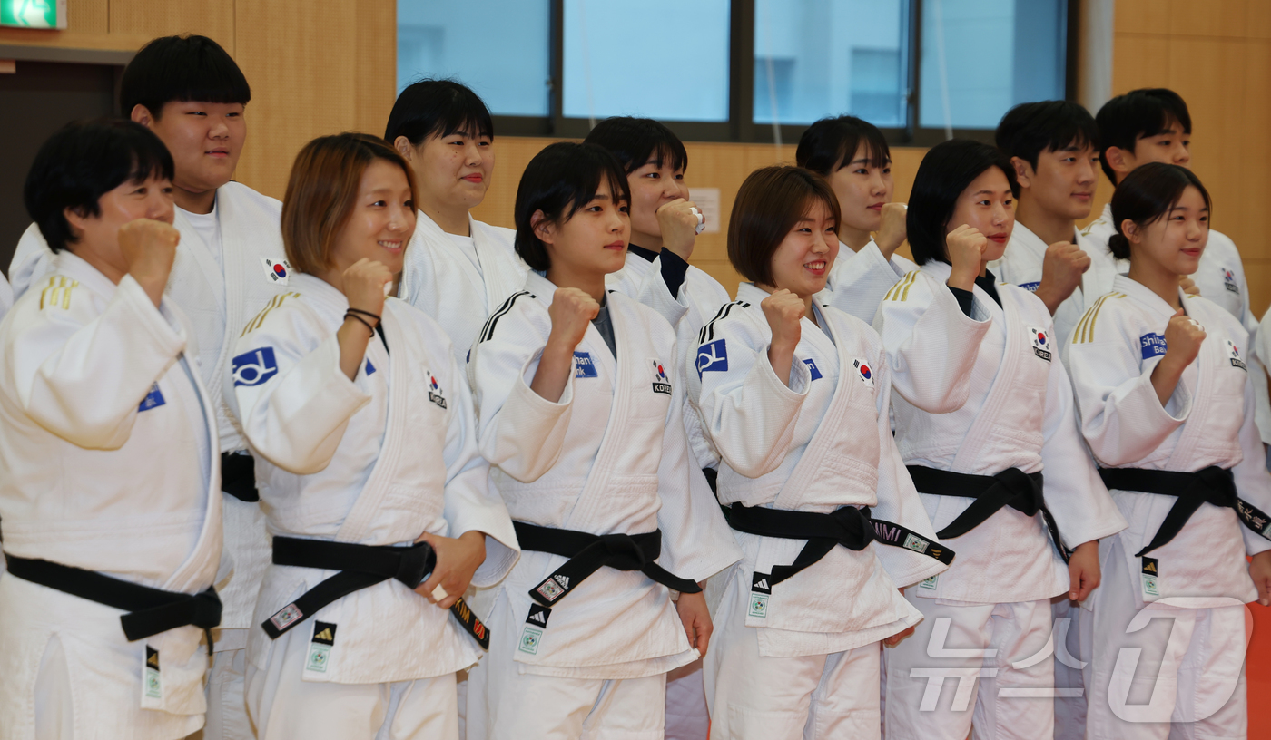 (진천=뉴스1) 김민지 기자 = 9일 충북 진천선수촌에서 열린 2026 아이치-나고야 아시아경기대회 유도 국가대표 미디어데이에서 허미미 등 선수들이 기념촬영을 하고 있다. 2026 …