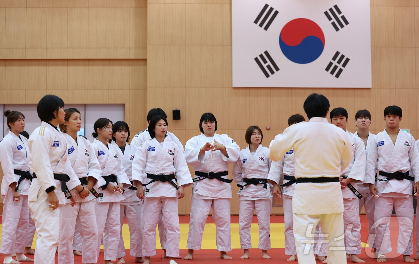 본문 이미지 - 9일 충북 진천선수촌에서 열린 2026 아이치-나고야 아시아경기대회 유도 국가대표 미디어데이에서 선수들이 정성숙 감독의 지도를 받고 있다. 2026.9.9 ⓒ 뉴스1 김민지 기자