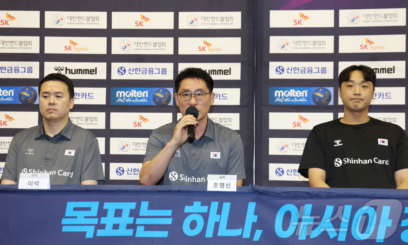(진천=뉴스1) 김민지 기자 = 9일 충북 진천선수촌에서 열린 2026 아이치-나고야 아시아경기대회 핸드볼 남자 국가대표 미디어데이에서 조용신 감독이 취재진 질의에 답변하고 있다. …
