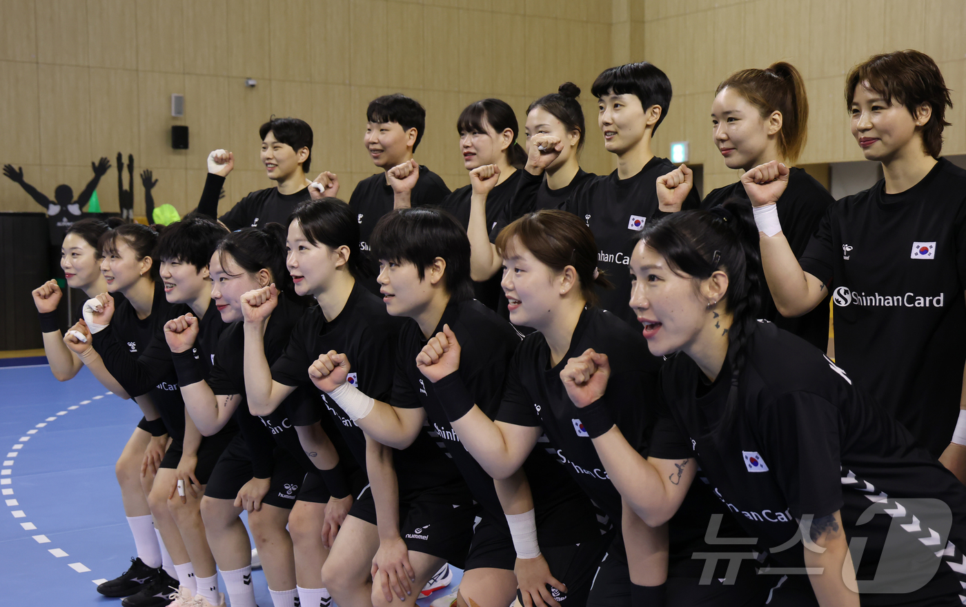 (진천=뉴스1) 김민지 기자 = 9일 충북 진천선수촌에서 열린 2026 아이치-나고야 아시아경기대회 핸드볼 여자 국가대표 미디어데이에서 선수들이 기념촬영을 하고 있다. 2026.9 …
