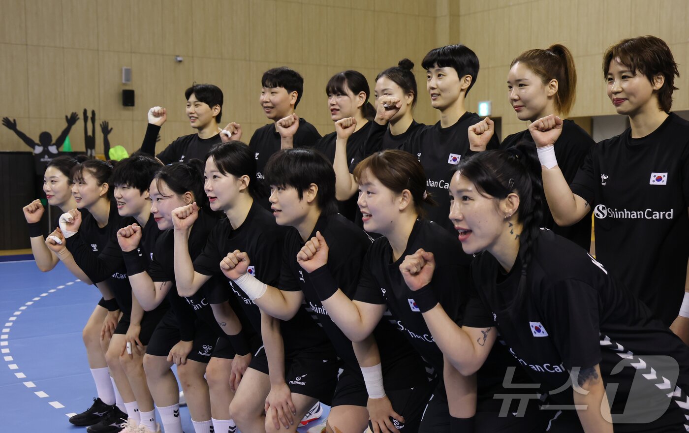 본문 이미지 - 9일 충북 진천선수촌에서 열린 2026 아이치-나고야 아시아경기대회 핸드볼 여자 국가대표 미디어데이에서 선수들이 기념촬영을 하고 있다. 2026.9.9 ⓒ 뉴스1 김민지 기자