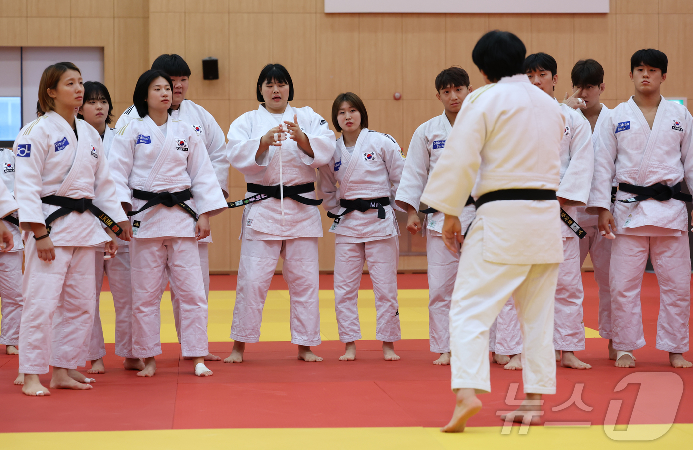 (진천=뉴스1) 김민지 기자 = 9일 충북 진천선수촌에서 열린 2026 아이치-나고야 아시아경기대회 유도 국가대표 미디어데이에서 선수들이 정성숙 감독의 지도를 받고 있다. 2026 …