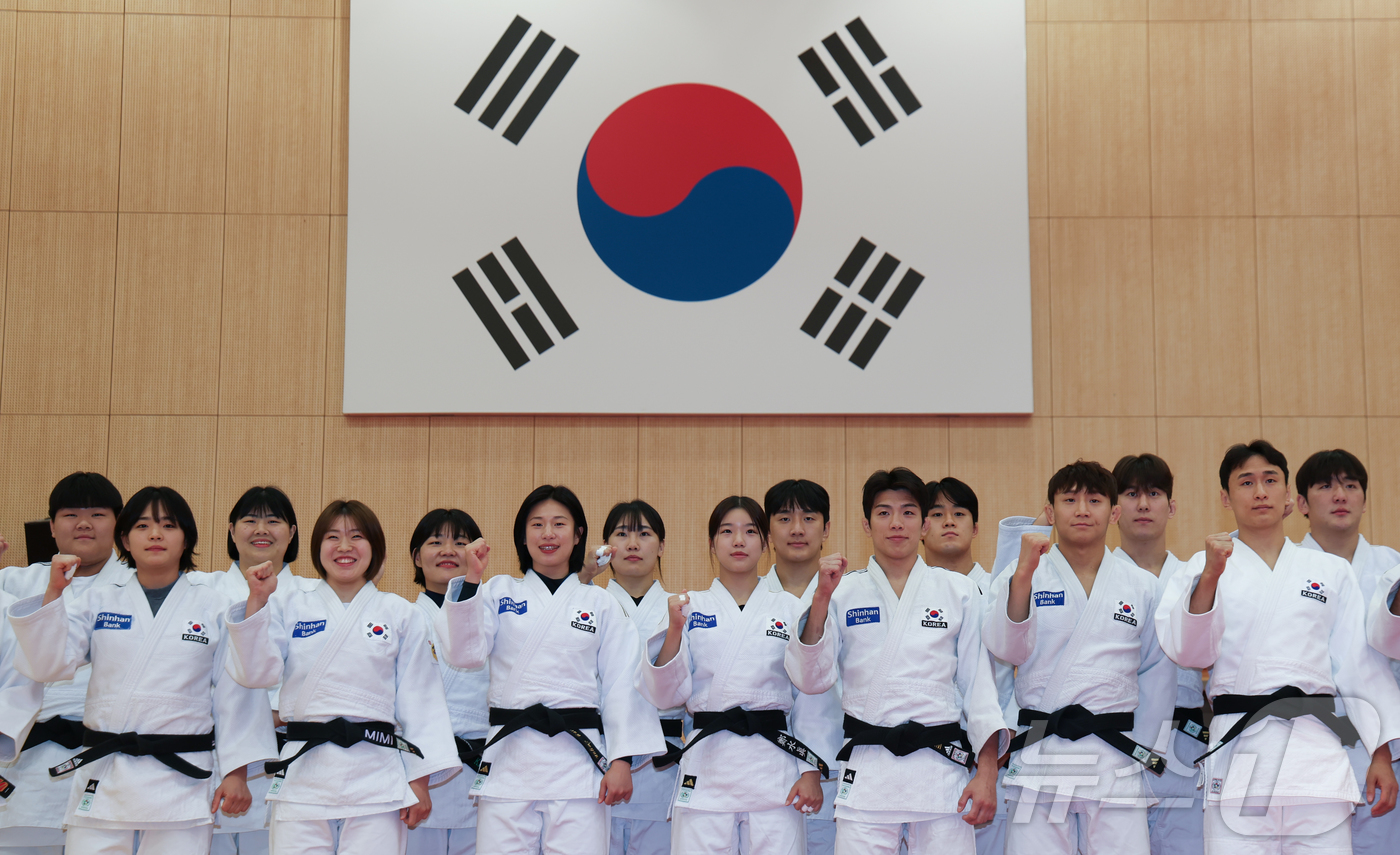 (진천=뉴스1) 김민지 기자 = 9일 충북 진천선수촌에서 열린 2026 아이치-나고야 아시아경기대회 유도 국가대표 미디어데이에서 허미미 등 선수들이 기념촬영을 하고 있다. 2026 …