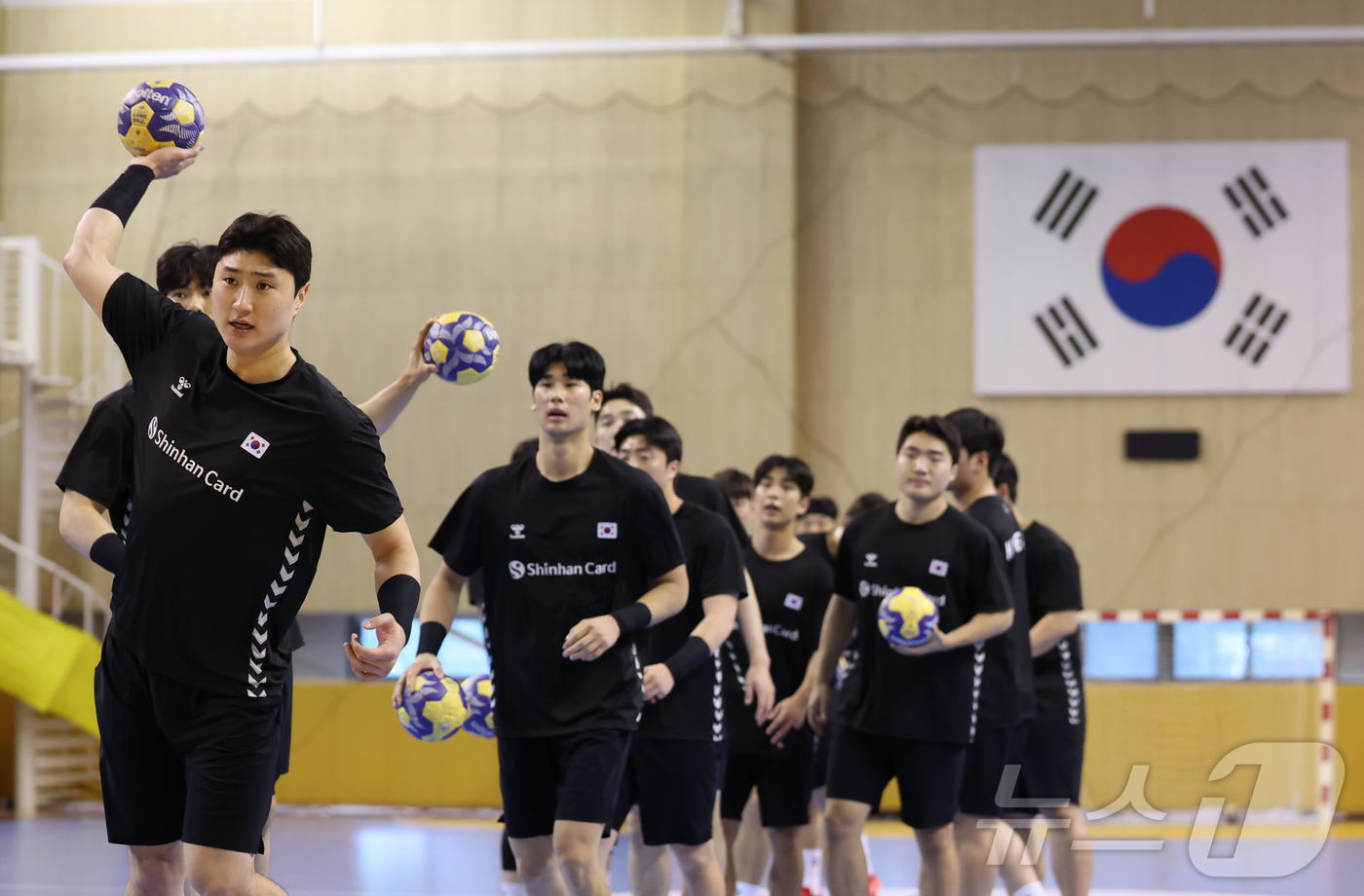 (진천=뉴스1) 김민지 기자 = 9일 충북 진천선수촌에서 열린 2026 아이치-나고야 아시아게임 핸드볼 남자 국가대표 미디어데이에서 선수들이 훈련하고 있다. 2026.9.9/뉴스1 …