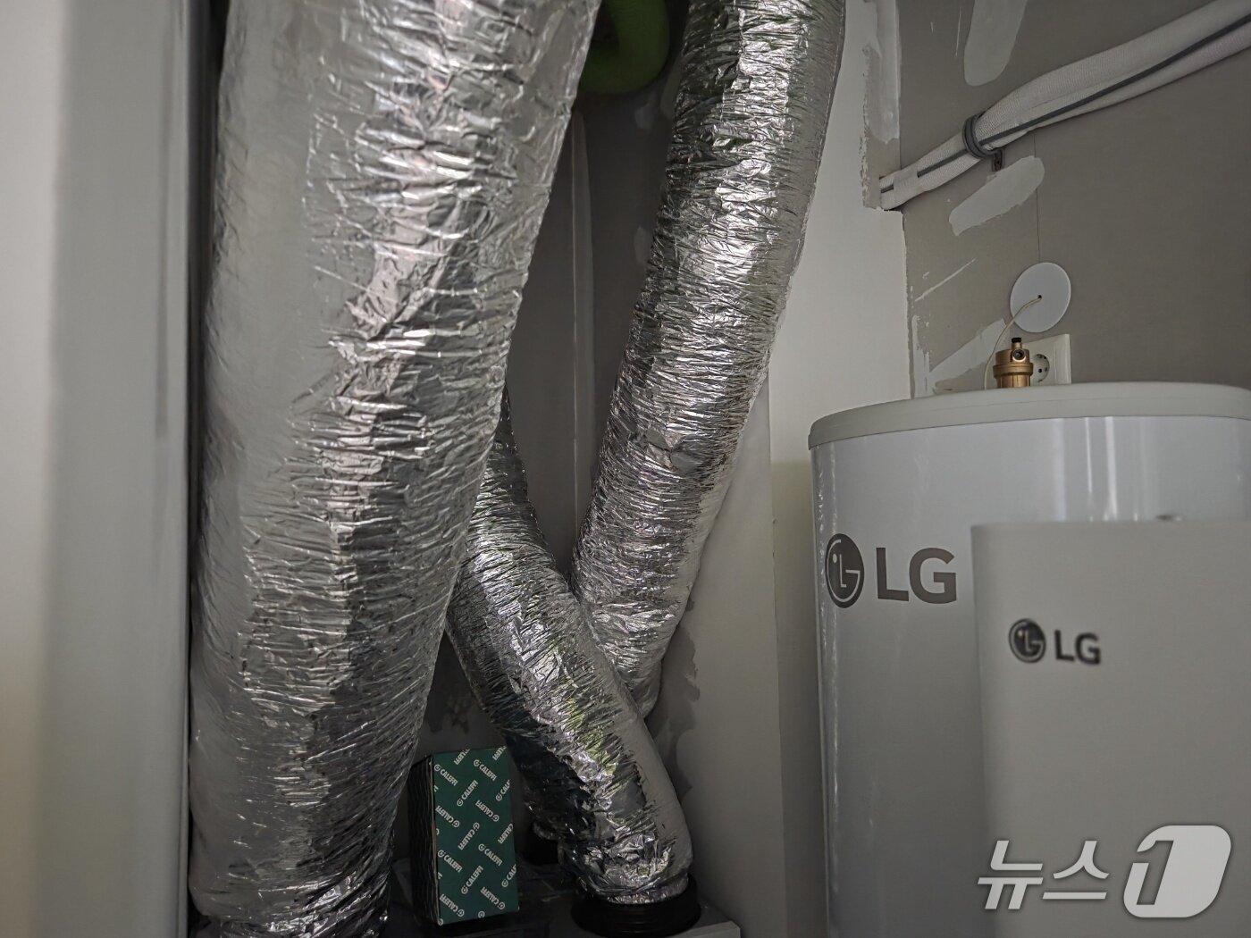 본문 이미지 - 네덜란드 리더케르크 주택 내부에 LG전자 히트펌프 '써마브이'(Therma V)와 연계된 온수·난방 설비가 설치돼 있다. 2026. 9. 7/뉴스1 황진중 기자