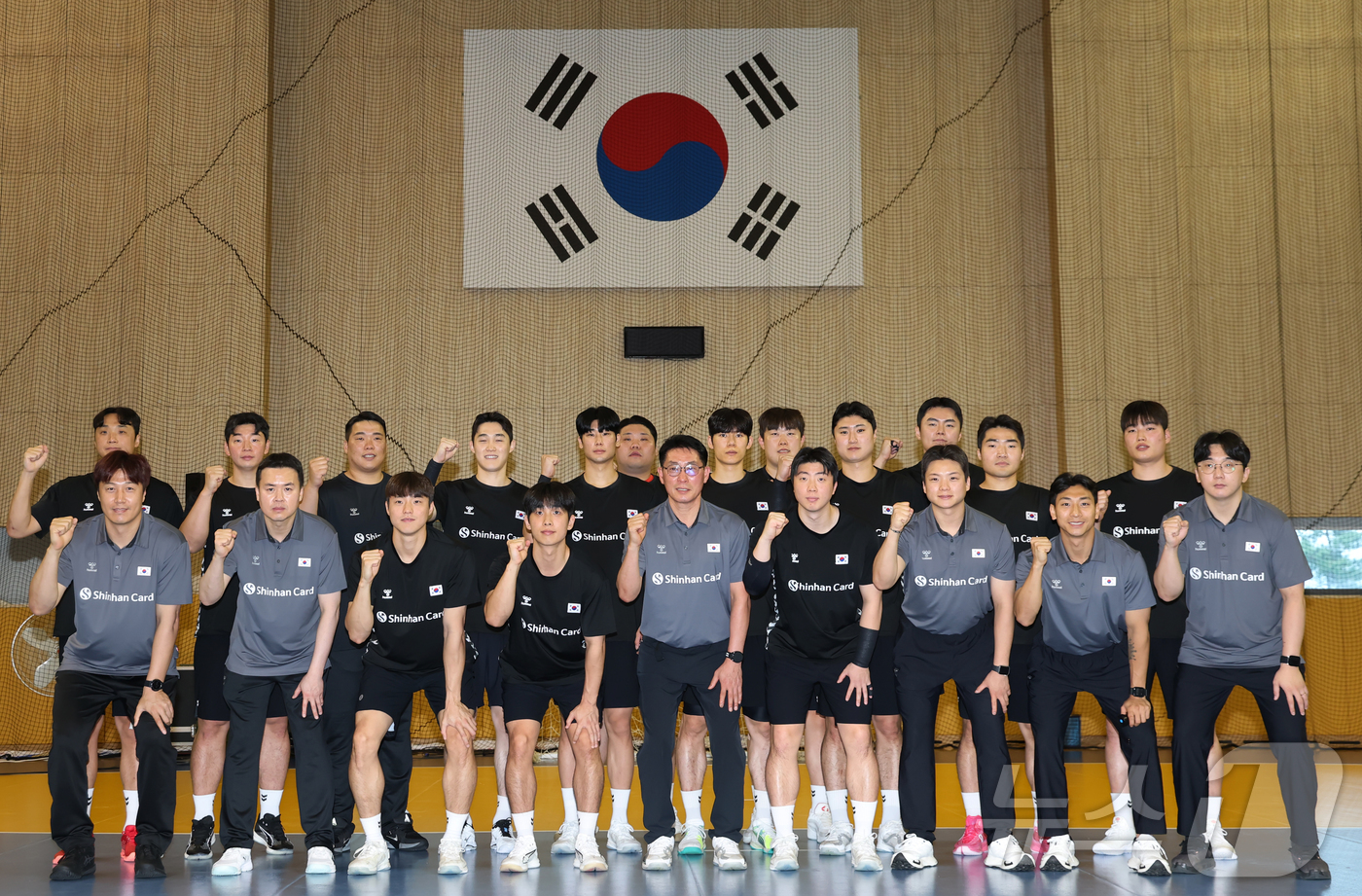 (진천=뉴스1) 김민지 기자 = 9일 충북 진천선수촌에서 열린 2026 아이치-나고야 아시아게임 핸드볼 남자 국가대표 미디어데이에서 조영신 감독과 선수들이 기념촬영을 하고 있다. …