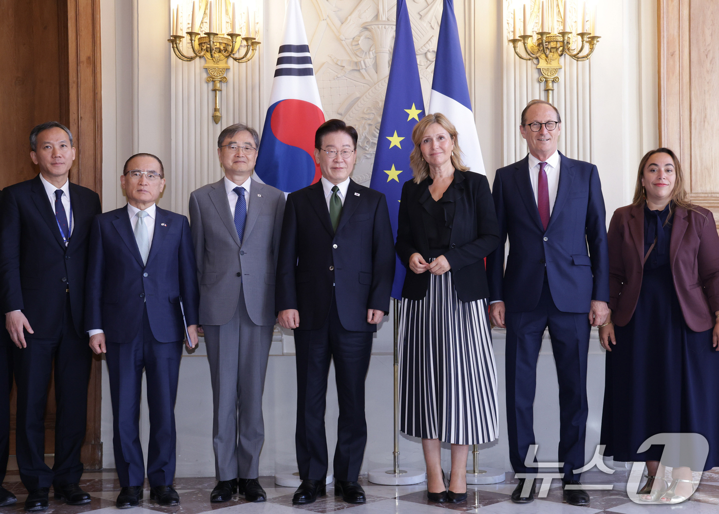 (파리(프랑스)=뉴스1) 이재명 기자 = 이재명 대통령과 브론 피베 프랑스 하원의장이 9일(현지시간) 파리 하원의장 공관에서 참석자들과 기념촬영을 하고 있다. 2026.9.9/뉴스 …