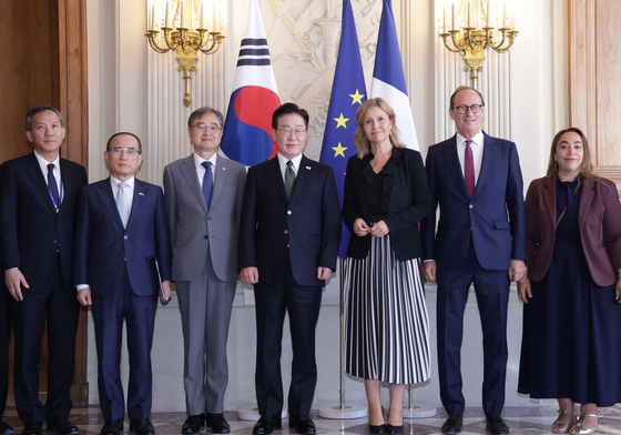 브론 피베 프랑스 하원의장과 기념촬영하는 이재명 대통령